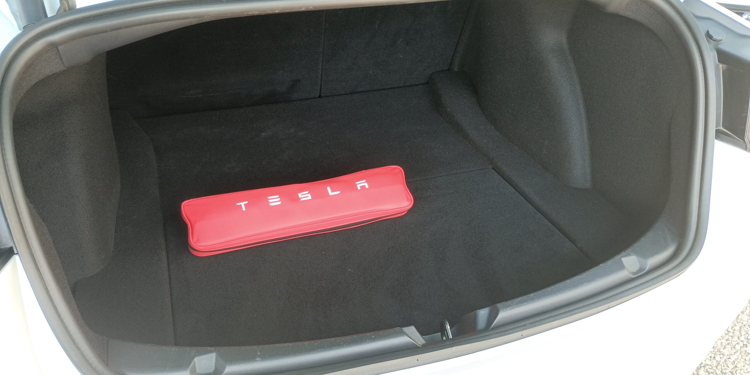 
								Tesla Model 3 cheio									