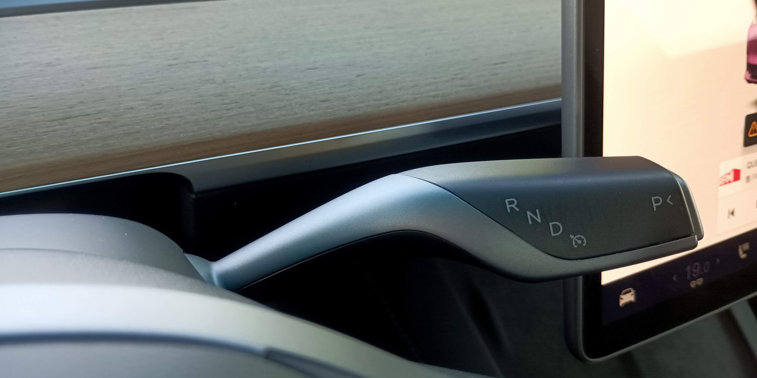 
								Tesla Model 3 cheio									