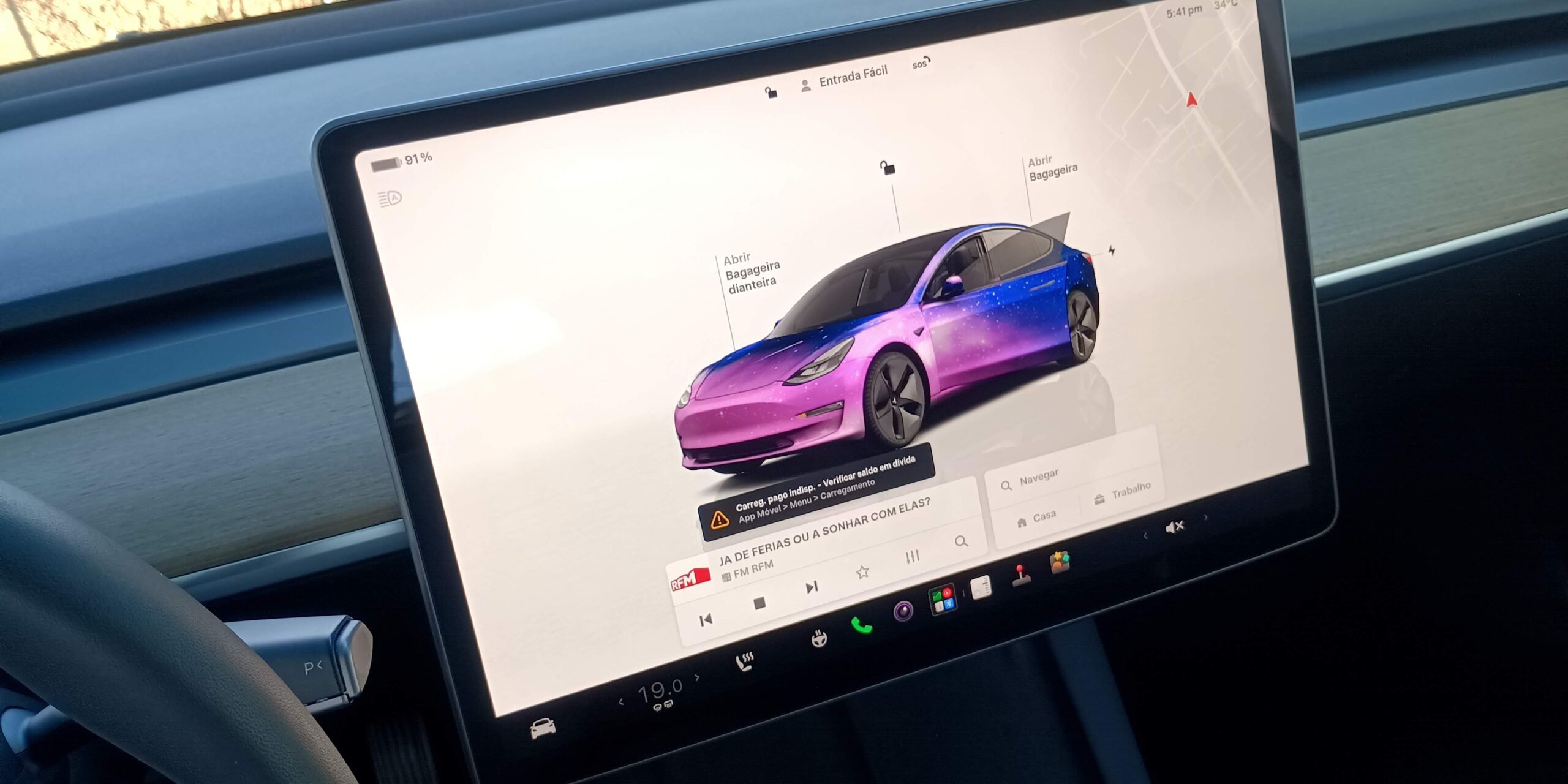 
								Tesla Model 3 cheio									