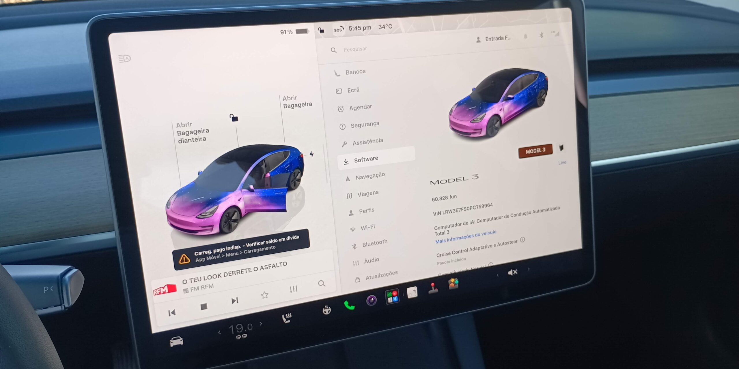 
								Tesla Model 3 cheio									