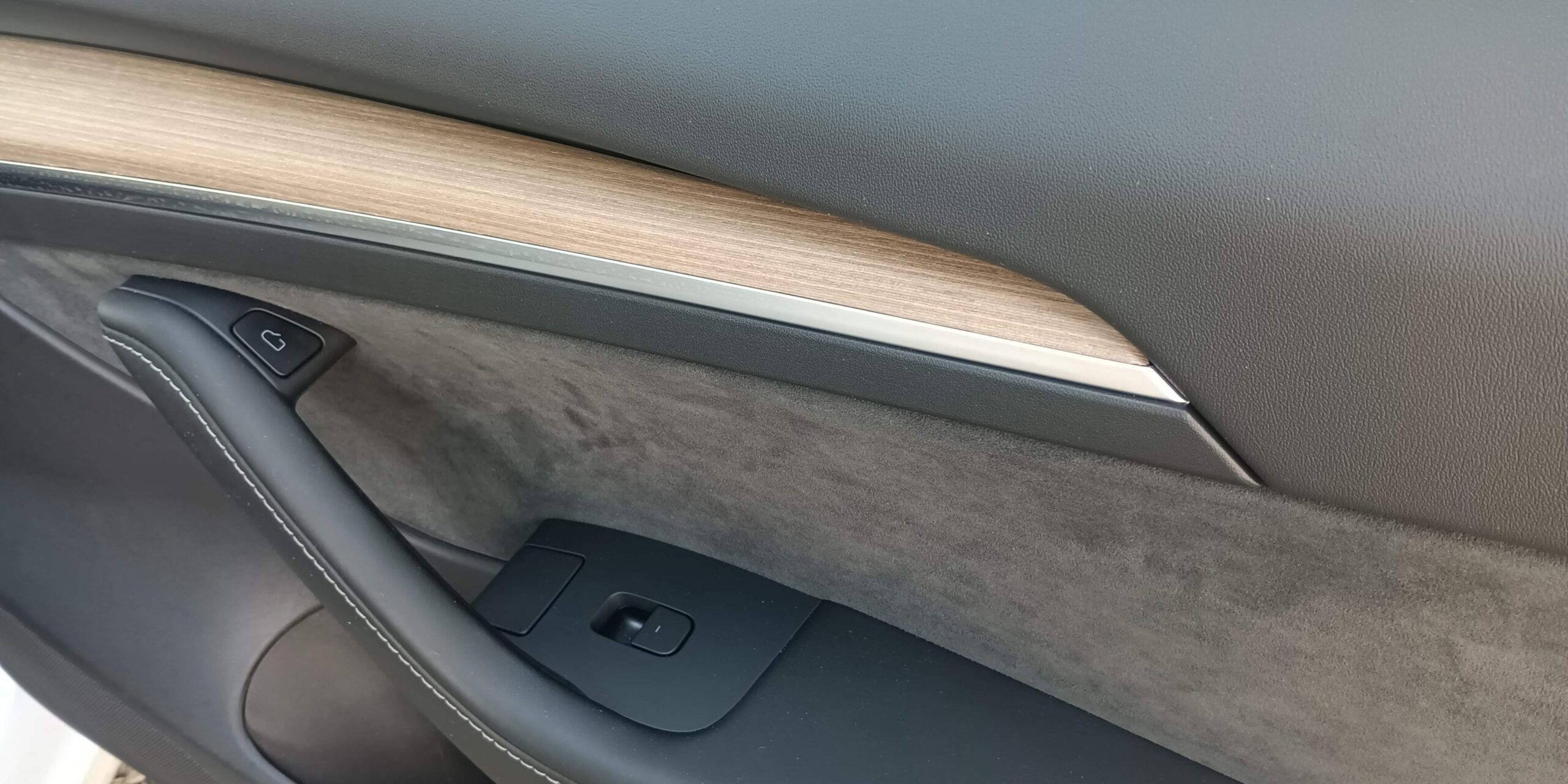 
								Tesla Model 3 cheio									