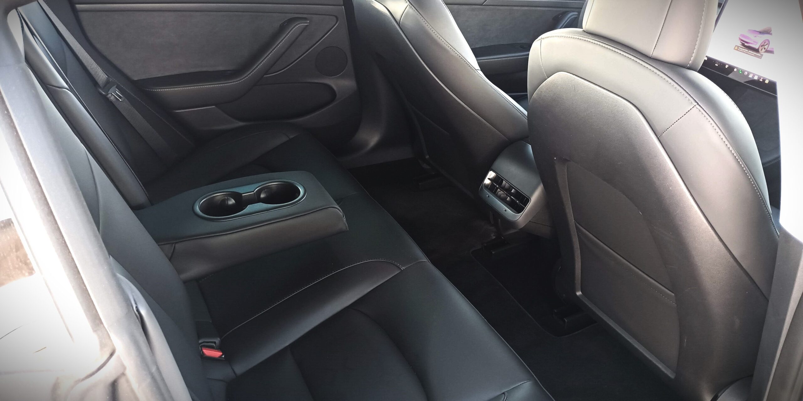 
								Tesla Model 3 cheio									
